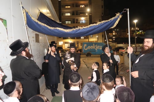 רגעים מרוממים | הפוסק החסידי הכניס ספר תורה לבית מדרשו במתחם הסופרים