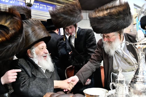 ממעגלי השמחה לחופה: החתן מנאראל פיזז עם חבריו לקראת שמחת כלולותיו