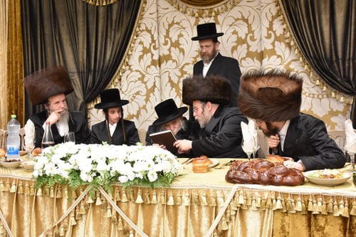 האדמו"ר מטשערנוביל הפתיע והופיע לשמחת בר המצווה של היניק משאץ 