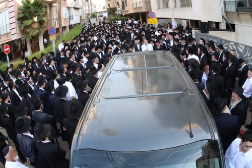 בכיות ודמעות בבני ברק: המונים ליוו למנוחות את הגאון רבי אליהו רפול זצ"ל