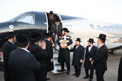 מהמטוס הפרטי לאוהל הענק: הרבי מסאטמר נחת בארץ, לאחר שעבר על 'קלסר התשובות' 
