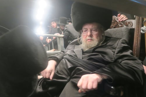 דמעות בטבריה: האדמו"ר מבעלזא פקד את ציון אביו זי"ע בראש קהל עם קודש