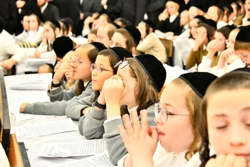 לילה מיוחד בירושלים: מאות ילדי רחמסטריווקא במעמד קרישמע ליינען