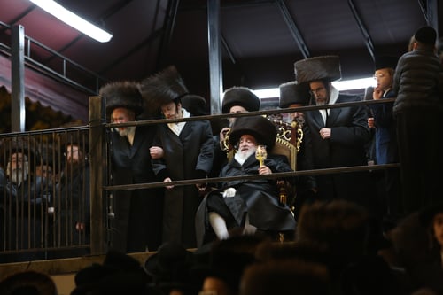 "יש בורא עולם" במונסי: כשהאדמו"ר מויז'ניץ פיזז שעה ארוכה בשיא השמחה
