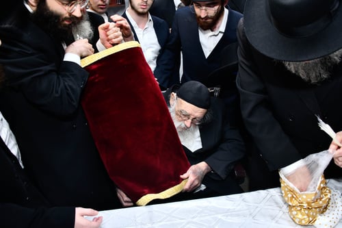בסתר ובהפתעה: אחיינו האחרון של ה'חזון איש' הכניס ספר תורה במעמד ספונטני 