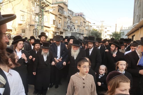 דרכי שיכון ו' אבלות: המונים ליוו את הרבנית הדגולה ע"ה בדרכה האחרונה