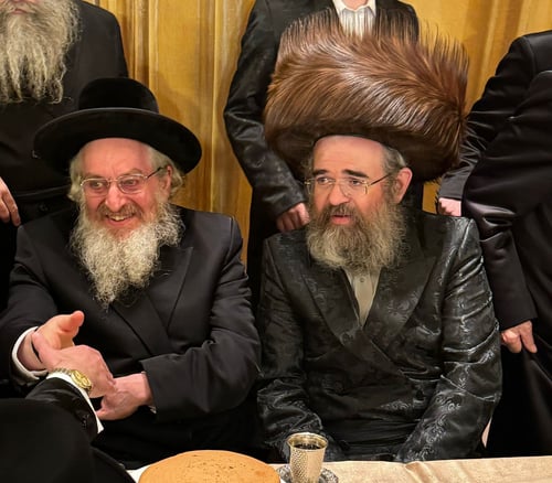 רבה של קהילת אהבת ישראל חיתן, הרבי מקרלין פיאר את השמחה