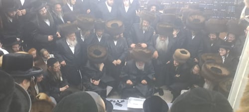 תיעוד: אלפים נהרו לירושלים לנחם את בני הרב זצ"ל שברח מהכבוד 