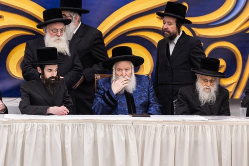 האדמו"ר מבאבוב חתם על כתב המינוי, והכתיר את חתנו לדומ"ץ החסידות בלינדן