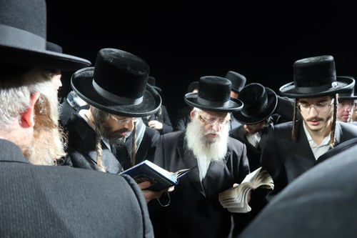 בבית העלמין העתיק | הרבי מזוועהיל פקד את ציון בעל ה'בת עין' זי"ע