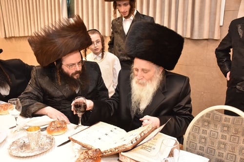 באולם מקומי בבני ברק | כך חגגו במכנובקא בעלזא שמחת אירוסי נכד האדמו"ר 