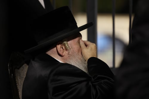 על גג ציון הרשב"י תחת גשם זלעפות | כך גזז האדמו"ר האשדודי שערותיו של נכדו