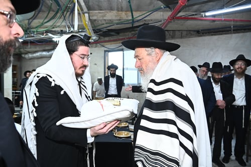 בחדר בית הדין: רב העיר בירך, וראש הישיבה כובד בסנדקאות | תיעוד