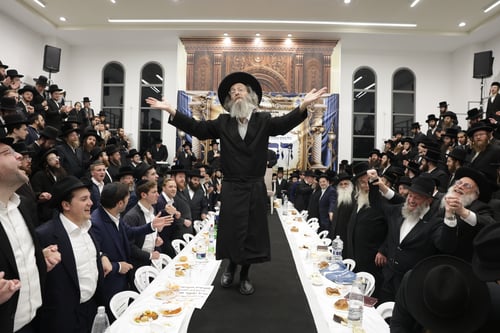 צפת: אלפים בטיש המרכזי שערך המשפיע 'רבי מיילך' בהילולת ה'בת עין'