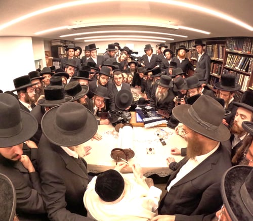 ה'חוצניקים' של ירושלים עלו למעונו של הפוסק למעמד סיום כתיבת ספר תורה