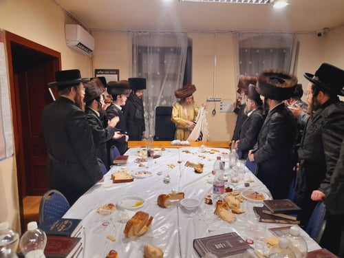 מוצאי שבת בצל הרבי השרף בקרעסטיר | מההבדלה ועד חלוקת הסיגריות לישועה