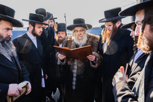 רגע מרגש: האדמו"ר מסאטמר הזמין את אדמו"רי החסידות לנישואי נינתו הבכורה 
