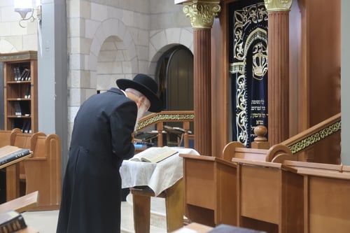 תיעוד: למה עצר ראש הישיבה את הריקוד עם התלמידים?