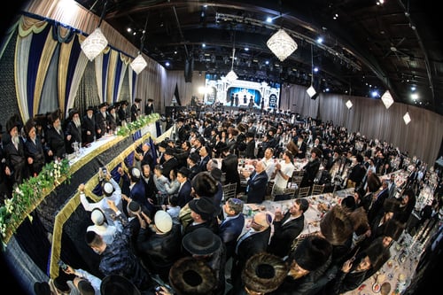 האנגר 11 רעדה מקדושה: האדמו"ר מקוז'ניץ פיזז עם הגארטל העתיק של המגיד