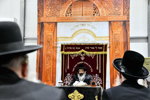 סגולת ימי חג החנוכה | הרבי מזוטשקא כינס את כלל חסידיו בבני ברק
