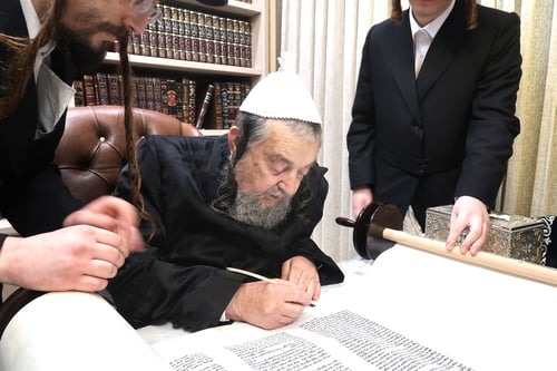 לקראת הכנסת ספר תורה: המחזה המרגש של החוצניקים במעונו של רבי יעקב מאיר
