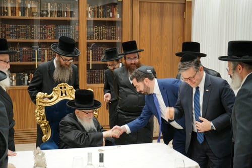 אחרי שמייק ג'ונסון ביקר בשיכון סקווירא, האם האדמו"ר יפר את מנהגו ויפגש עם טראמפ? 