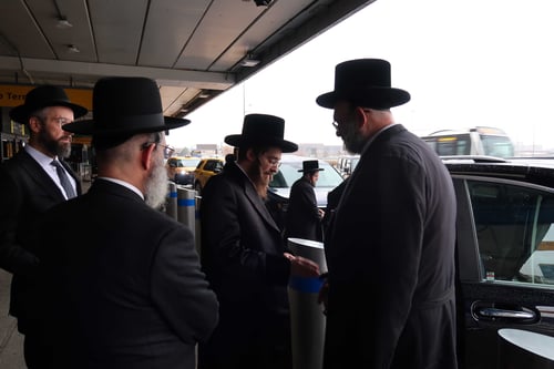 האדמו"ר שהעניק קוויטל וראש הישיבה שכתב הקדשה: הרבי מסאדיגורה כבש את ארה"ב