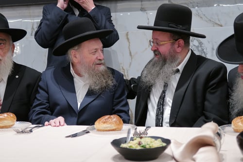 הטרקלין לבש חג: המקובל השיא נכדו, אדמו"רים ורבנים נהרו לשמחה | תיעוד