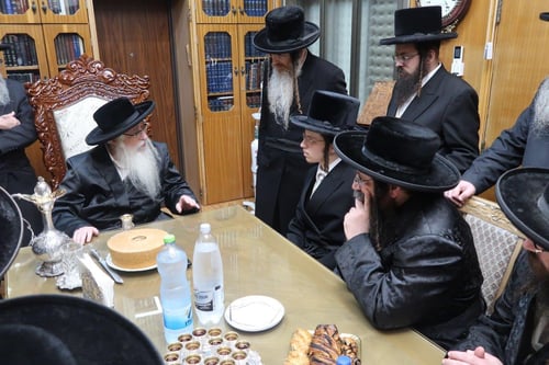באישון ליל בחדרו של האדמו"ר מצאנז | כך חגגו שמחת אירוסי הנכדה הכלה