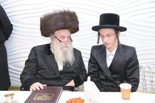 בלי כסאות כבוד: הצניעות החריגה של האדמו"רים שבחרו לשבת על כסאות פשוטים