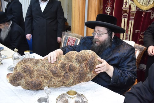 שבוע לאחר השמחה הגדולה | החסידים התאספו שוב, והרבי חילק דגים 