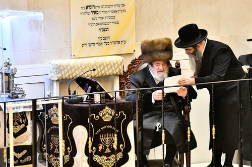 רבבות בהדלקה ב'בית ויז'ניץ'; הרבי הדליק במנורת הזהב הירושה מדור דור