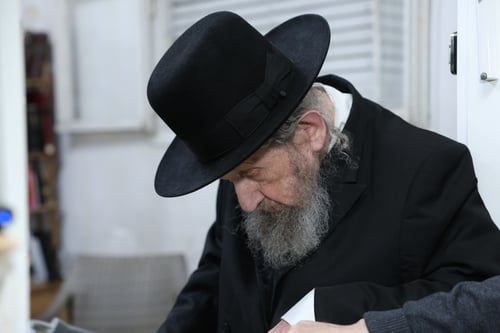 עַל יְדֵי כֹּהֲנֶיךָ | האור האיר בגבעת סלבודקה: צפו בתיעוד מהדלקת הנרות ע"י מנהיגי הדור