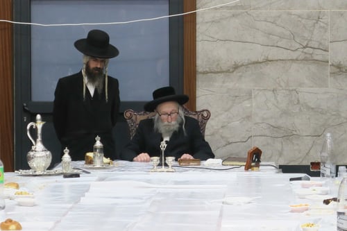 טיש בפוריה | כך ציינו בקהל חסידי ירושלים את הילולת הרה"ק מקארלין זי"ע