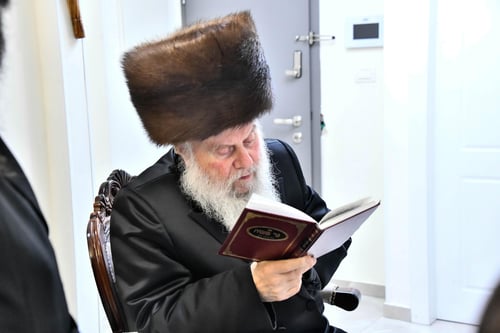 במנורה עתיקה: האדמו"ר מוואסלוי הדליק נר ראשון של חנוכה במעונו בבני ברק
