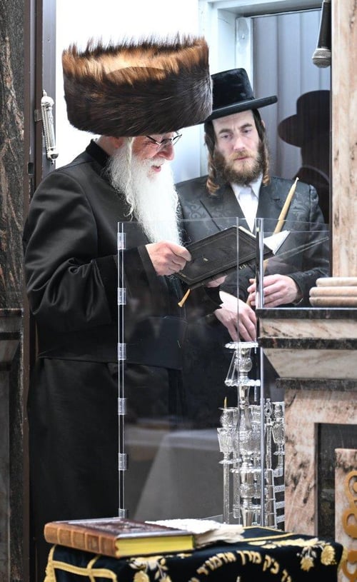 מראות משובבות נפש בצאנז: האלפים בהדלקה, והבחורים שמעלים את דברי הרבי על הכתב