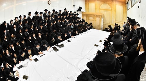 כְּנַגֵּן הַמְנַגֵּן | מסורת אבותיו בידו: כשהאדמו"ר מזוטשקא ניגן בכינור | צפו