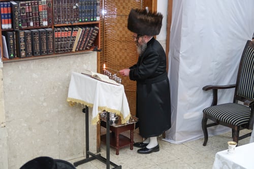 שהחיינו על ההדלקה הראשונה: קרעטשניף סיגעט חגגה את נר חנוכה עם הרבי החדש
