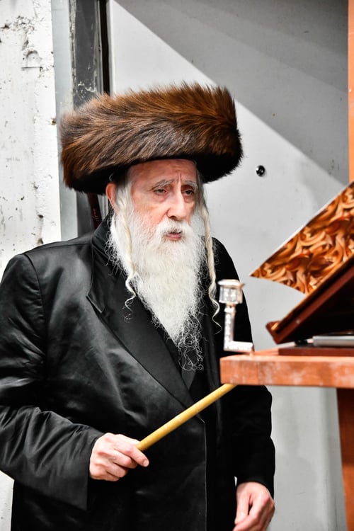 אָז אֶגְמוֹר בְּשִׁיר | בתוך ימי שבע הברכות, כך הדליק הרבי ממכנובקא בעלזא נר ראשון