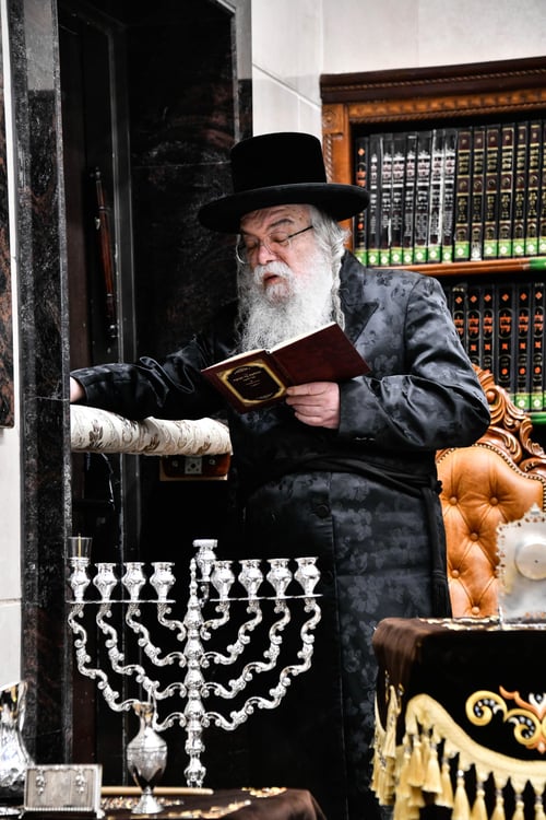 לְמַעַן יְזַמֶּרְךָ כָבוֹד | עטור בהוד: צפו בהדלקת נר ראשון של חנוכה אצל הרבי מדארג