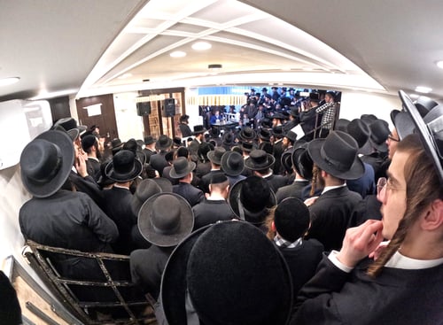 במנורה הירושה של הרה"ק מסאטמר זי"ע | מעמד הדלקת נר ראשון אצל הגרי"מ שכטר