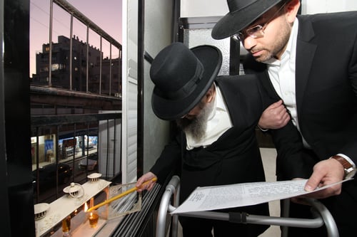 חנוכה בבני ברק: רב העיר הדליק פעמיים – בבית וב'קריית הרצוג' | צפו