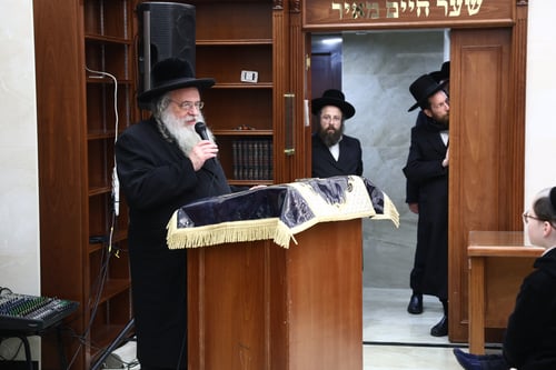 משיחה לילדים ועד מטבעות קודש: אלפים נהרו למעמד ההדלקה של הגר"ש אלתר