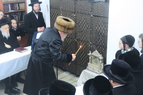 לאחר 32 שנה - הקאלפיק חזר: האדמו"ר הפתיע וחידש את הלבוש המסורתי