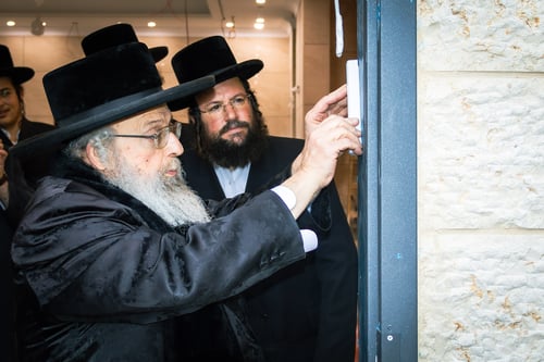 הרבי השקיף מלמעלה והגרי"ד התפלל למטה: תיעוד ענק מהתפילות בטבריה