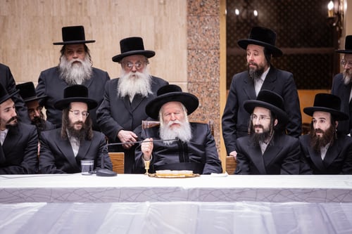אור והוד: מהטבת הנרות ועד הטיש המרומם, אלפים בליל חנוכה בצילו של האדמו"ר מבאבוב