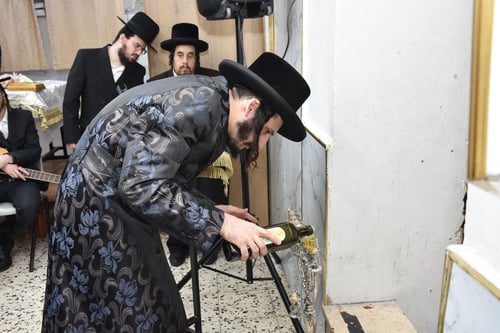 האדמו"ר ממבקשי השם חילק קוגל חם וספגניות - ופצח בריקוד נלהב עם הממשיכים