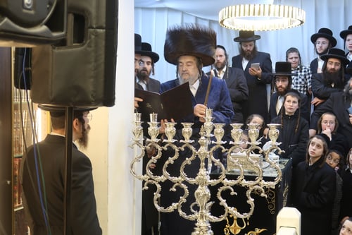 הנגידים הפתיעו: חנוכייה ענקית הובאה במיוחד עבור הגה"צ רבי יעקב מאיר שכטר