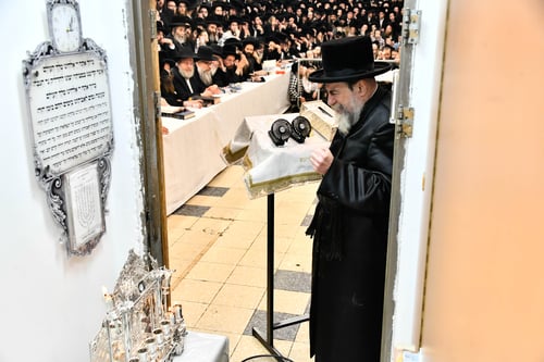 מופשט מהעולם הגשמי: רגעים קדושים במחיצת האדמו"ר מרחמסטריווקא בהדלקת נרות חנוכה