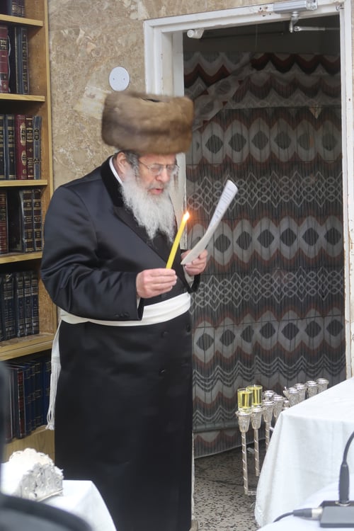 בבית כנסת הישן, חבוש בקאלפיק הירושה במנורה העתיקה | הדלקת הנרות בקומרנא